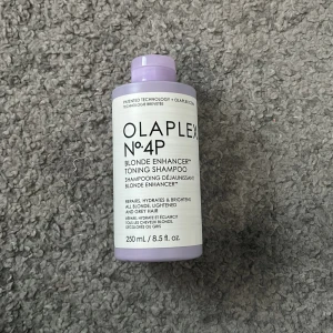 Olaplex No.4P Blonde Enhancer Toning Shampoo - Helt oanvänd och ny som fortfarande har sin plast, den är perfekt för att reparera, återfukta och ljusa upp hår. Säljer för att jag fick två stycken i julklapp, nypris ca 400kr🥰