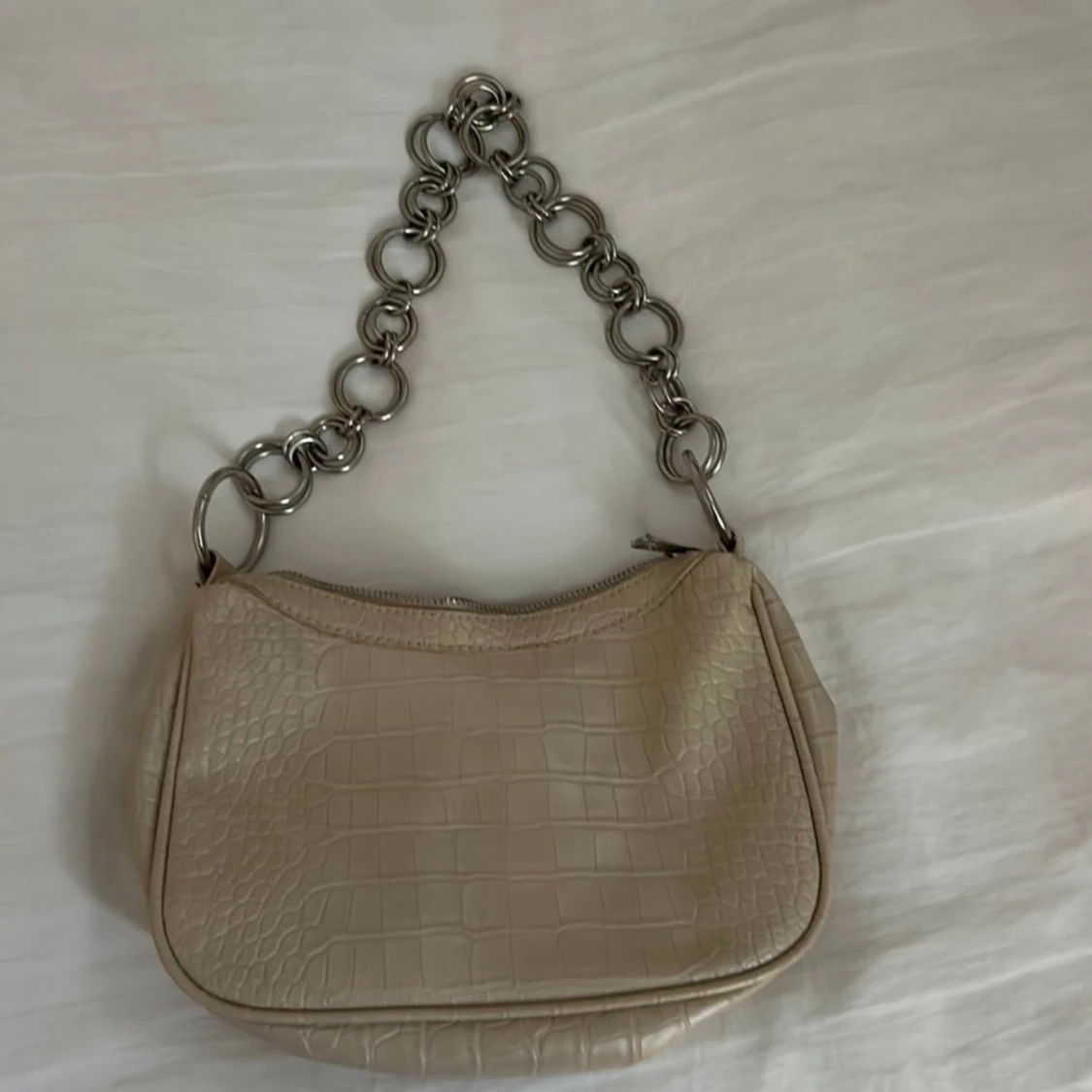 Beige axelväska med kedjedetaljer