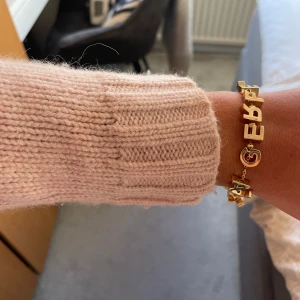 Karl Lagerfeld armband  - Säljer detta jättesnygga och coola guldarmband från Karl Lagerfeld! 🌟 så himla snyggt men dessvärre aldrig kommit till användning då jag har andra smycken jag prioriterar över detta! Köpt för ca 1000