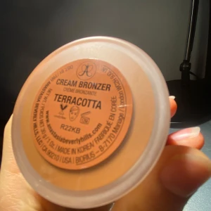 Cream Bronzer Terracotta från Anastasia Beverly Hills - Säljer en Cream Bronzer i nyansen Terracotta från Anastasia Beverly Hills. Perfekt för att ge ansiktet en solkysst look. Kommer i en snygg, rund förpackning med märkets logotyp på locket.