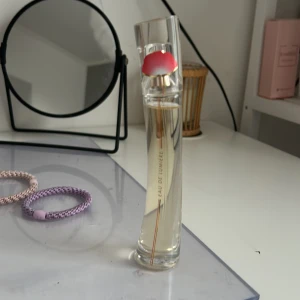 Eau de Lumière parfym - Eau de Lumière perfym. Bara testad (ny). Luktar väldigt gott men passar inte på mig därför säljer jag. 