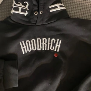 Svart hoodie från Hoodrich - Snygg svart hoodie från Hoodrich med tryck i vitt och rött. Använt ett par ggr. Slutsåld,  Pris kan diskuteras 