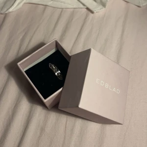 Silverring från Edblad - ring från Edblad som jag säljer då den inte kommer till användning! den är i storlek 17.50 och i bra skick💓