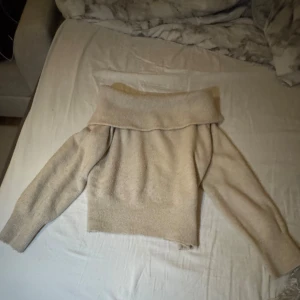 Beige offshoulder tröja - Mysig beige offshoulder tröja med ribbad kant. Det är inte just den på andra bilden men de är så den ser ut typ exakt på