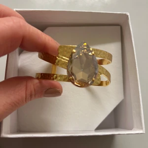 Perfect drop armband från Caroline Svedbom - Färg: golden shadow (gold) Helt ny och oanvänd! Nypris 1195kr 