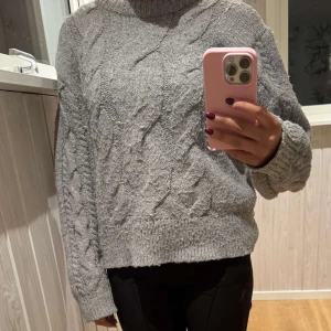 Stickad tröja - Stickad tröja som värmer bra nu i vinter, använd fåtal gånger. Storlek 158/164 men sitter som en Xs. Den är i mycket bra skick förutom att den är lite nopprig men jag kan fix det med en nopper maskin!💕