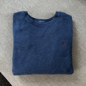 Ralph Lauren Tröja - Jag säljer denna snygga Ralph Lauren tröja. Storlek 14-16y, vilket motsvarar herr XS. Super bra skick!