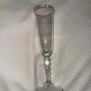 Champagne glas - En fin champagne glas i väldigt bra skick. Köpt på en guld affär för ett tag sedan. Använd en gång. Pris kan diskuteras 