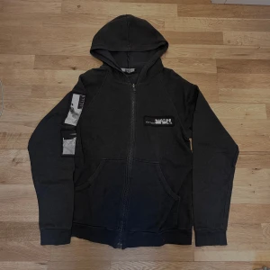 Raf simons SS05 New tribes hoodie - Fin och Gammal Raf simons hoodie New tribes från Spring summer 2005 ”History of the world” kollektionen., bra skick för åldern med inga tydliga skador. Obs skriv först om du är intresserad. Säljer väldigt billigt för att jag behöver pengar asap. Hoodien brukar resellas för ca 4000. Kan skicka äkthets bevis om det behövs!