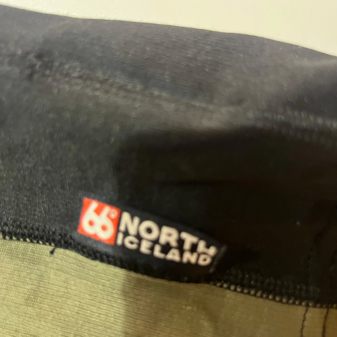 Grön och svart tröja från 66 North - 91