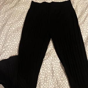 Svarta ribbade mjukis - Snygga svarta ribbade leggings som passar perfekt för en avslappnad stil. De är stretchiga och bekväma. Passar både S och XS