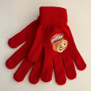 Gifflarvantar  - Supergulliga oanvända vantar med gifflar på, fick i någon kampanj mellan 2022-2023, men aldrig rört dessa då jag har två par. Stretchiga och sköna! Går inte att köpa eller få längre :)