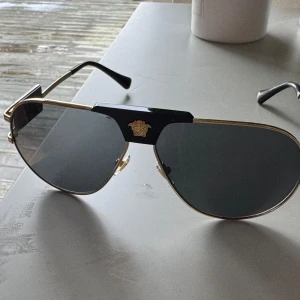 Original Versace Pilot Glasögon  - Versace pilot glasögon unisex modell sparsamt använda i nyskick med o öppnad puts duk.