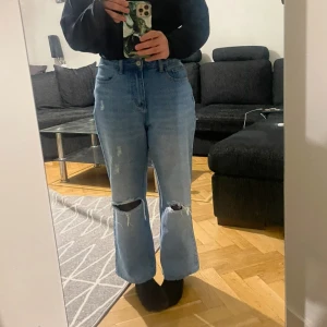 Blå jeans med slitningar / džinsy B - Blåa jeans i storlek S men är over sized ( funkar för M oxå ) jag är 155 och dom är helt perfekt längd på mig dom har fickor både där fram och där bak. Har haft på mig dom max 5 gånger ( köparen står för frakt! )