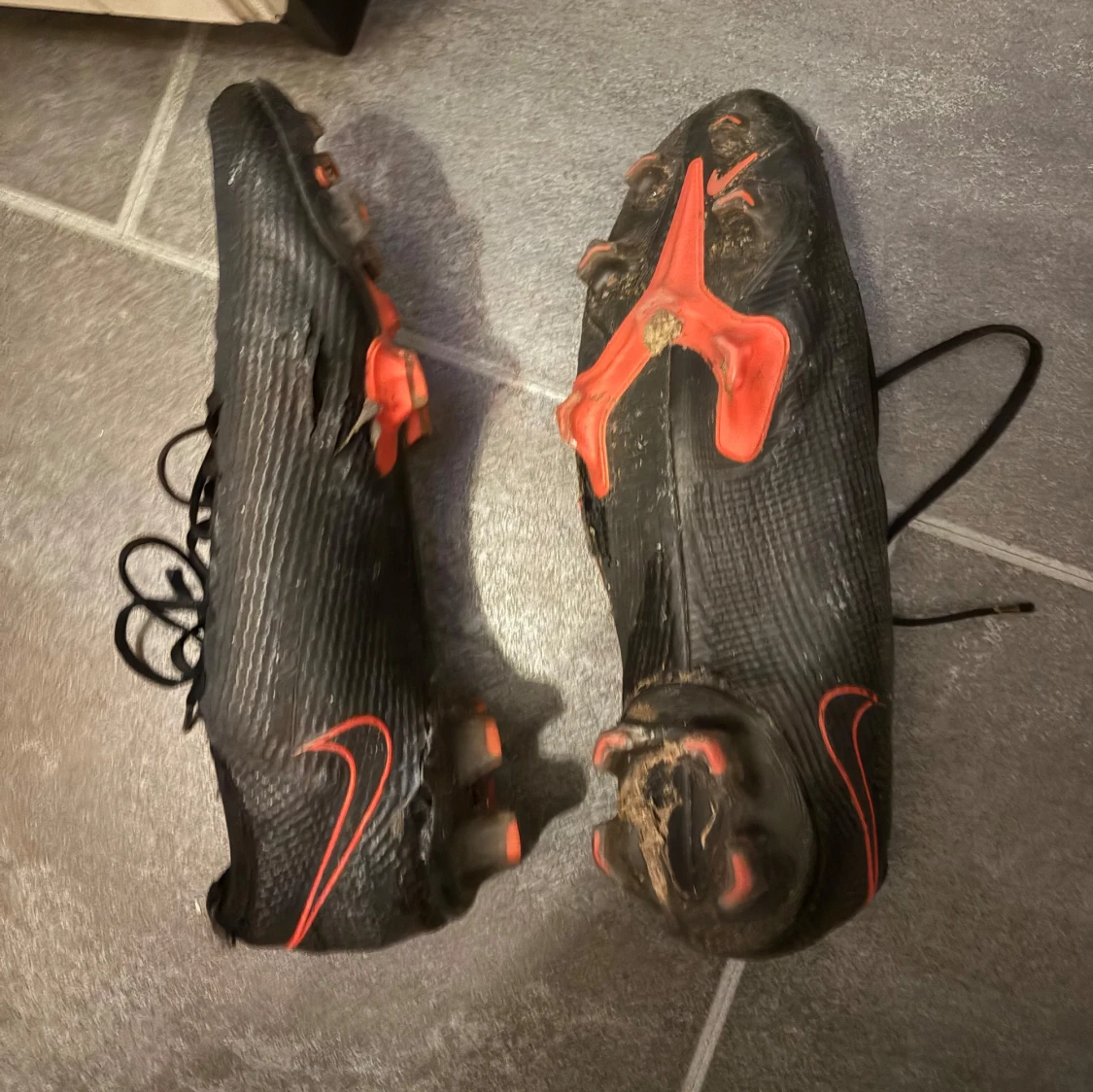 Svarta fotbollsskor från Nike - 90