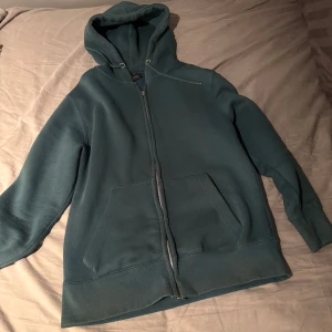 MörkGrön zip hoodie från Pull & Bear - Säljer en mörkgrön zip hoodie från Pull & Bear i storlek S. 