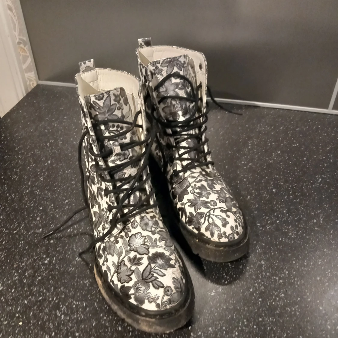 Svartvita blommiga kängor med snörning - 90