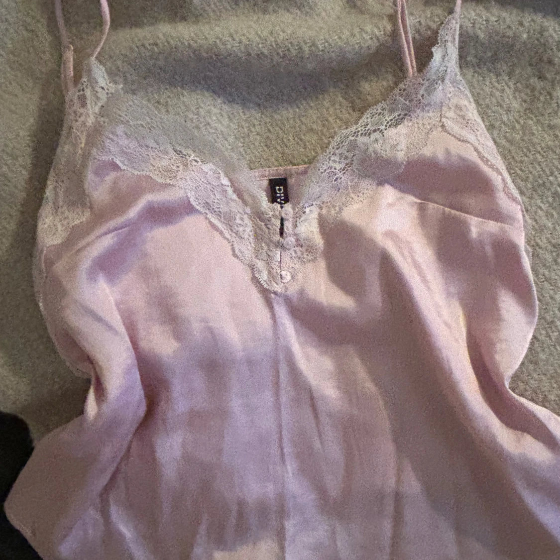 Ljusrosa satinlinne med spets