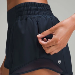 Lululemon hotty hot shorts - Säljer dem här populära lululemon hotty hot shortsen då jag aldrig haft dem, då dem är nya💕💕 Dem är köpta från butik för cirka 700kr och jag säljer dem för 599kr. Skriv om du är inresserad😊❤️
