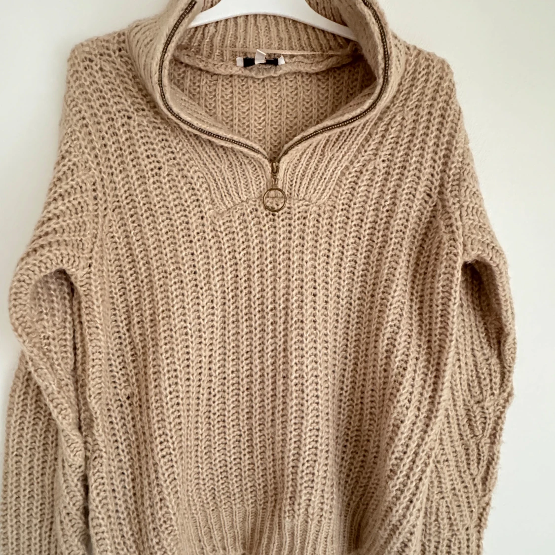 Beige stickad tröja från b.young - 90