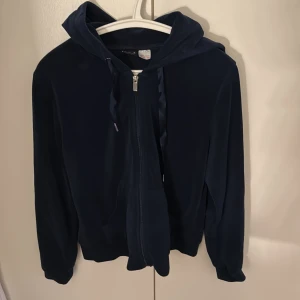 Mörkblå hoodie från Gina Tricot - Säljer en snygg mörkblå hoodie från Gina Tricot. Den har dragkedja framtill och en praktisk huva med knytband. 