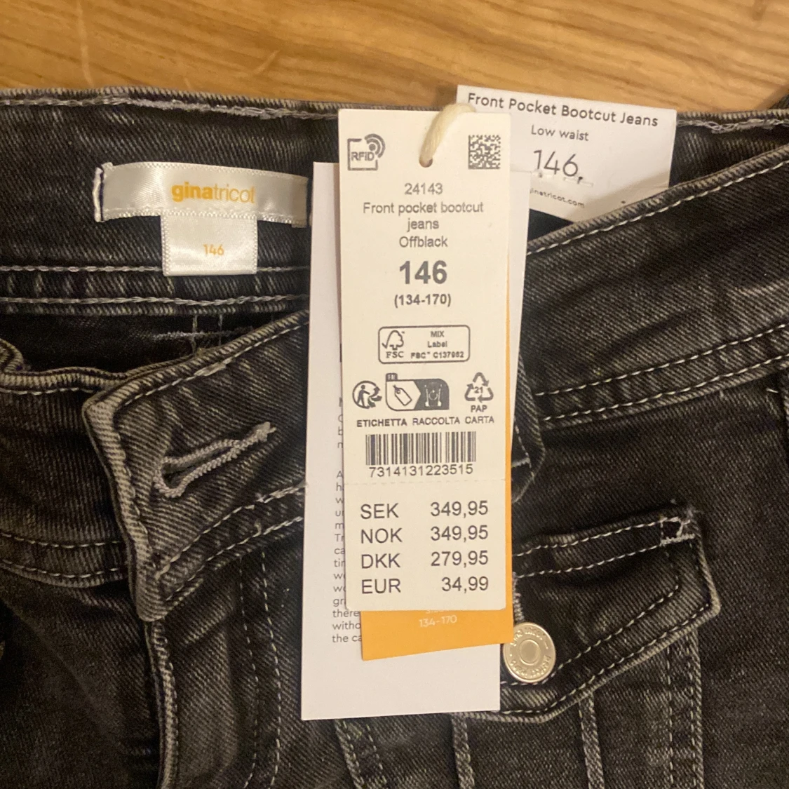 Svarta bootcut jeans från Gina Tricot - 91