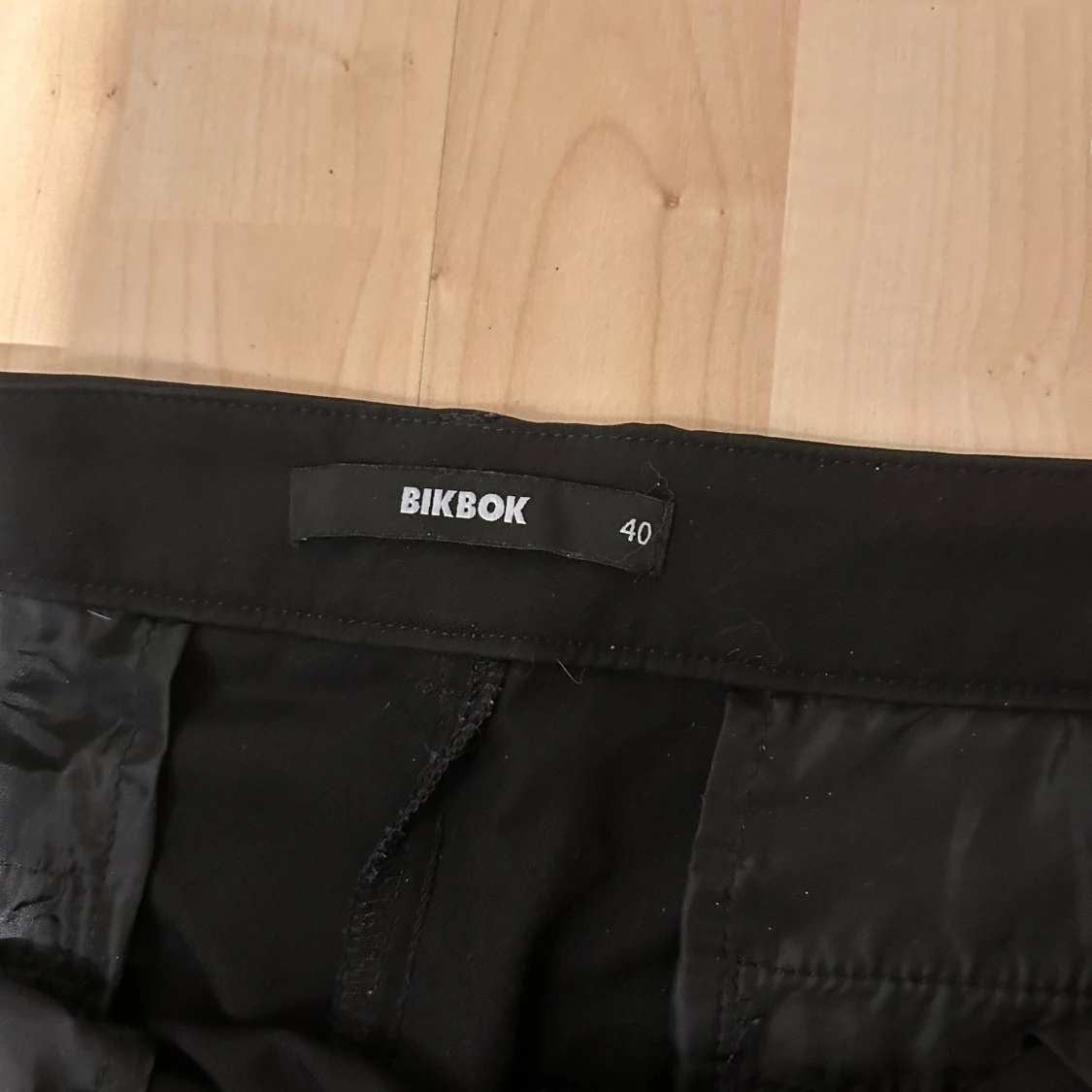 Svarta byxor från BikBok - 91