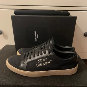 Saint Laurent skor - Tja! Säljer ett par riktigt feta Saint Laurent skor i storlek 42, dem är i nyskick skick använts fåtal gånger, inga skador på dem och box, dustbag ingår, skriv om ni har några frågor eller funderingar