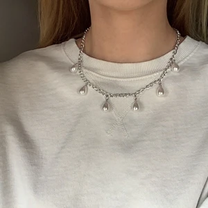 Silver halsband med pärlor  - Har gjort det själv, vet ej om de rostar 🩷