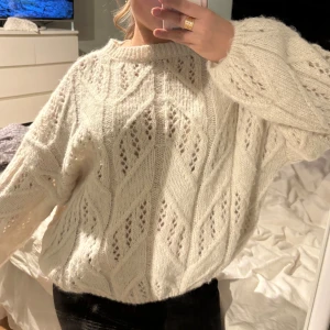 Vit stickad tröja - Superfin men kommer inte till användning. 