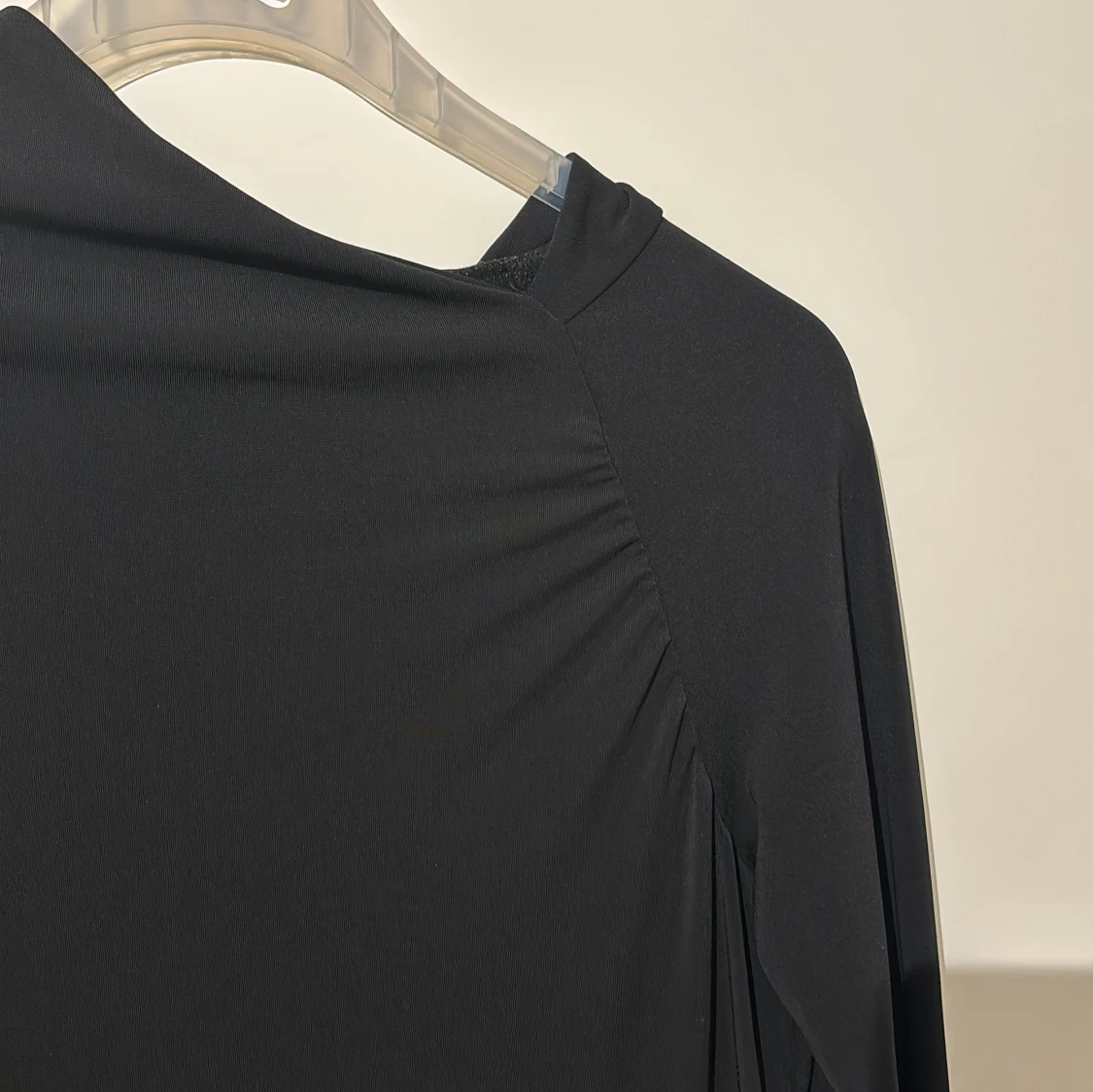 Svart långärmad topp från Visual Clothing Project - 90