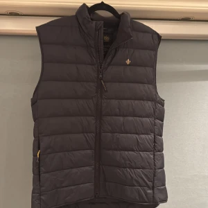 Morris väst - Säljer denna grymma Morris väst som jag knappast använt i storlek S men passar även M! Nypris 2 100kr mitt pris 750 kr. Hör av er!