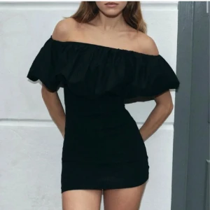 Svart offshoulder klänning - Trendig svart offshoulder klänning från zara med volangdetalj. Klänningen har en tight passform🖤