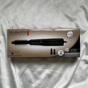 Remington Blow Dry & Style - Helt oanvänd hårstyler‼️ Den har en effekt på 400W och är designad för att enkelt styla och torka håret. Perfekt för att skapa volym och form. Medföljer 2 stylingtillbehör i storlekarna 19 och 25 mm.