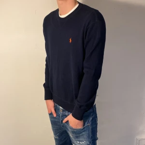 Mörkblå tröja från Polo Ralph Lauren - Snygg mörkblå tröja från Polo Ralph Lauren | Perfekt för vintern | Storlek S| Pris går att diskutera | Hör av er vid frågor//