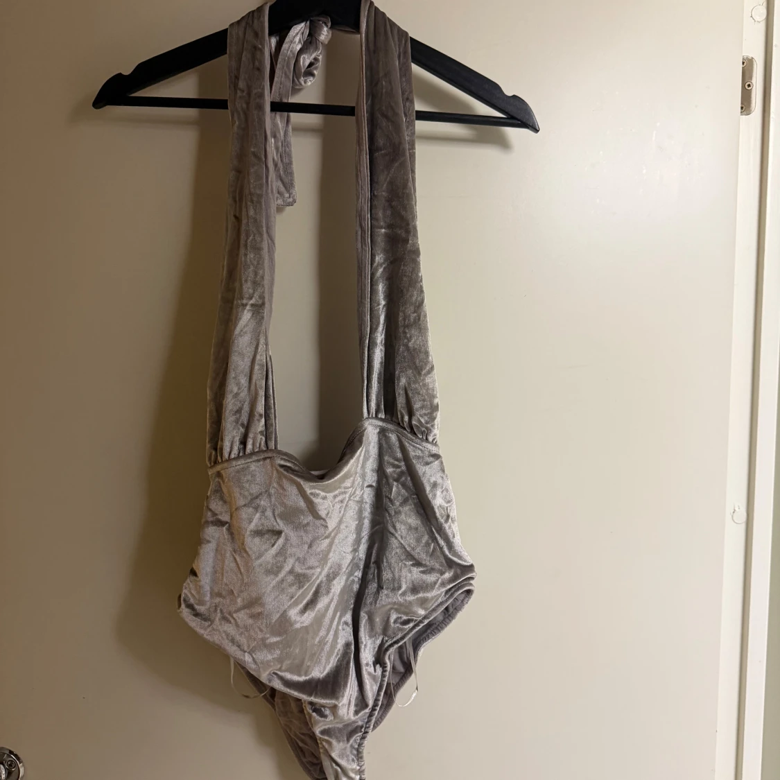 Grå sammet bodysuit från Bik Bok