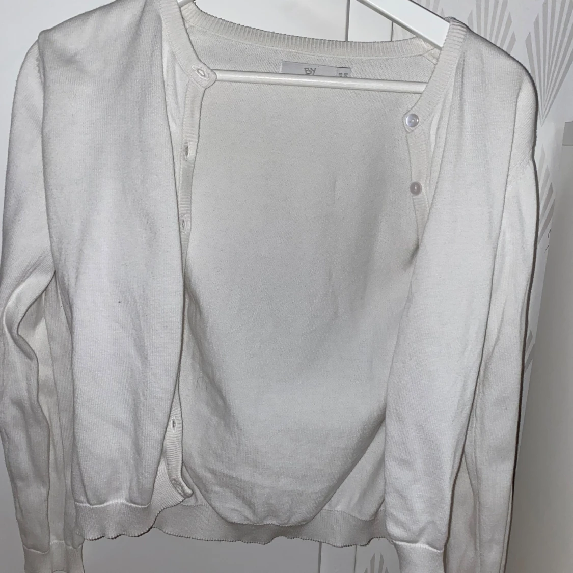 Vit kofta med knappar