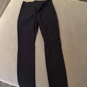 Svarta byxor från Peak Performance - Snygga svarta byxor från Peak Performance med en stilren design. Byxorna har en tight passform och är perfekta för en modern look. De är tillverkade i ett bekvämt material som ger en skön känsla hela dagen.