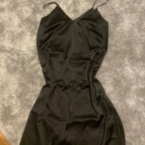 Satinklänning med lappar  - Helt ny med prislapp, storlek M. ❤️ 