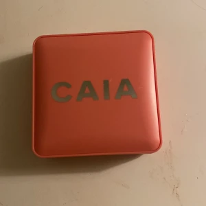 CAIA Matte Blush i nyansen Watermelon Sugar - ⚠️ skulle kunna tänkas byta men beror på vad⚠️Säljer en CAIA Matte Blush i nyansen Watermelon Sugar. Den kommer i en snygg rosa förpackning med inbyggd spegel. Perfekt för att ge kinderna en fräsch och naturlig look. Inte annvänd en enda gång!