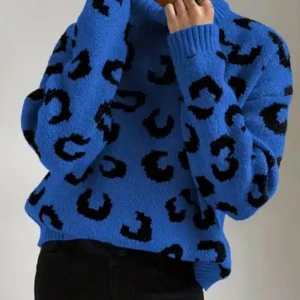 Blå leopardmönstrad stickad tröja - Säljer en cool blå stickad tröja med svart leopardmönster. Tröjan har långa ärmar, perfekt för att hålla sig varm. Passar perfekt för höst och vinter. Den är från vero moda och köpte den för 499kr, säljer den för 300+frakt. Priset kan diskuteras och kom privat för flera egna bilder. 