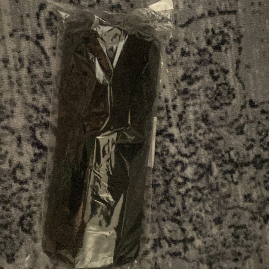 Svart tröja i förpackning