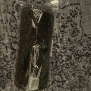 Svart tröja i förpackning - En svart tröja som fortfarande ligger i sin förpackning. , en nagel som du kan lägga din hand när du gör naglar till din kund är jätte bra och skönt har ej använt ❤️