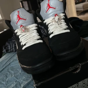 Jordan 5 - Jordan 5 black metallic storlek 45/46