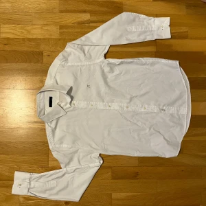 Cream Skjorta - Cream färgad skjorta från ZEIN (inte shein), storlek Medium. Inga hål eller defekter. Billigare pris vid snabb affär. Fler bilder finns i DM om det skulle behövas☺️