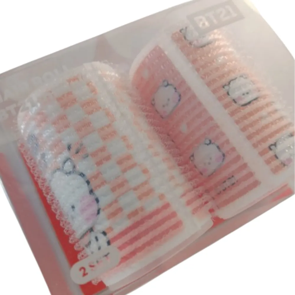 Två stycken BT21 hårrullar. Cirka 10 cm breda. Har aldrig kommit till användning. Fri frakt vid köp av 3 eller smink/accessoarer. Beauty.