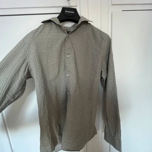 RILEY skjorta - Ascool skjorta från Riley, slim fit. Den är nästan aldrig använd och därav i mycket bra skick. Pris kan diskuteras. Mönstret är ish grönt