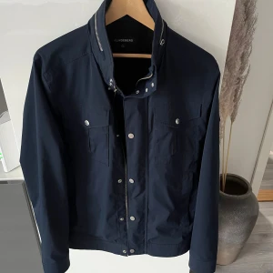 J Lindeberg jacka  - J Lindeberg jacka som är väldigt trendig och riktigt snygg, tyvärr kommer denna jackan inte till användning längre trots att den har mycket mer att ge!  Väldigt fint skick, Storlek M 