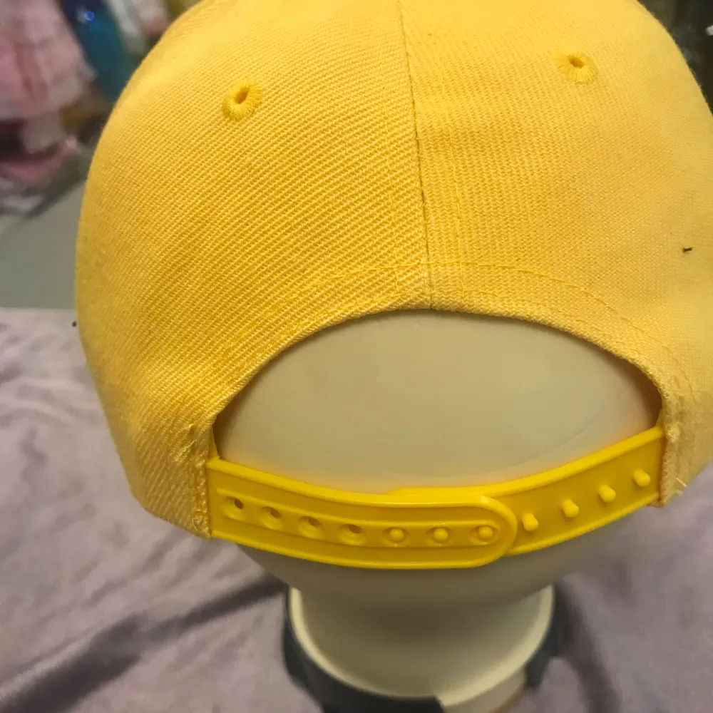 Säljer en cool gul keps med Pikachu-motiv framtill. Kepsen har en justerbar rem baktill för perfekt passform. Perfekt för Pokémon-fans! Stlk kvar 3-7år och 8år + 115kr/st , finns fler kvar, sammafrakt Helt ny . Asusteet.