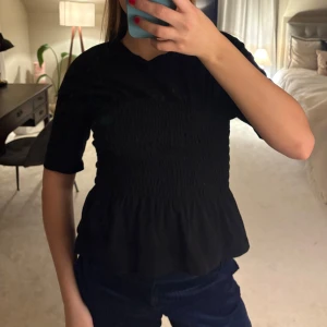 Cos Topp - Snygg topp med smockdetaljer och passar till ssååå många olika tillställningar. Nypris 1,200 och Använd två gånger 